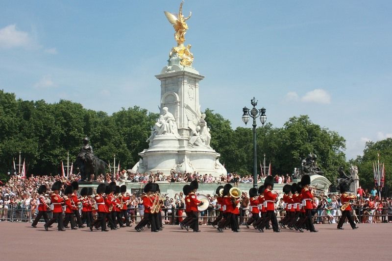 CambioGuardia-QueenVictoriaMemorial