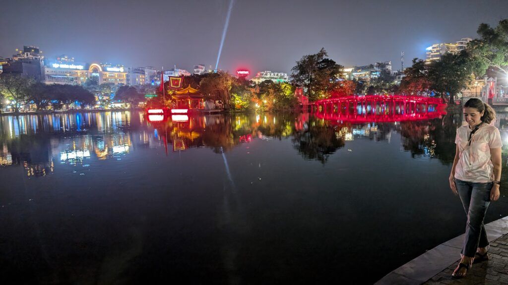 lago hoan kiem y templo ngoc son