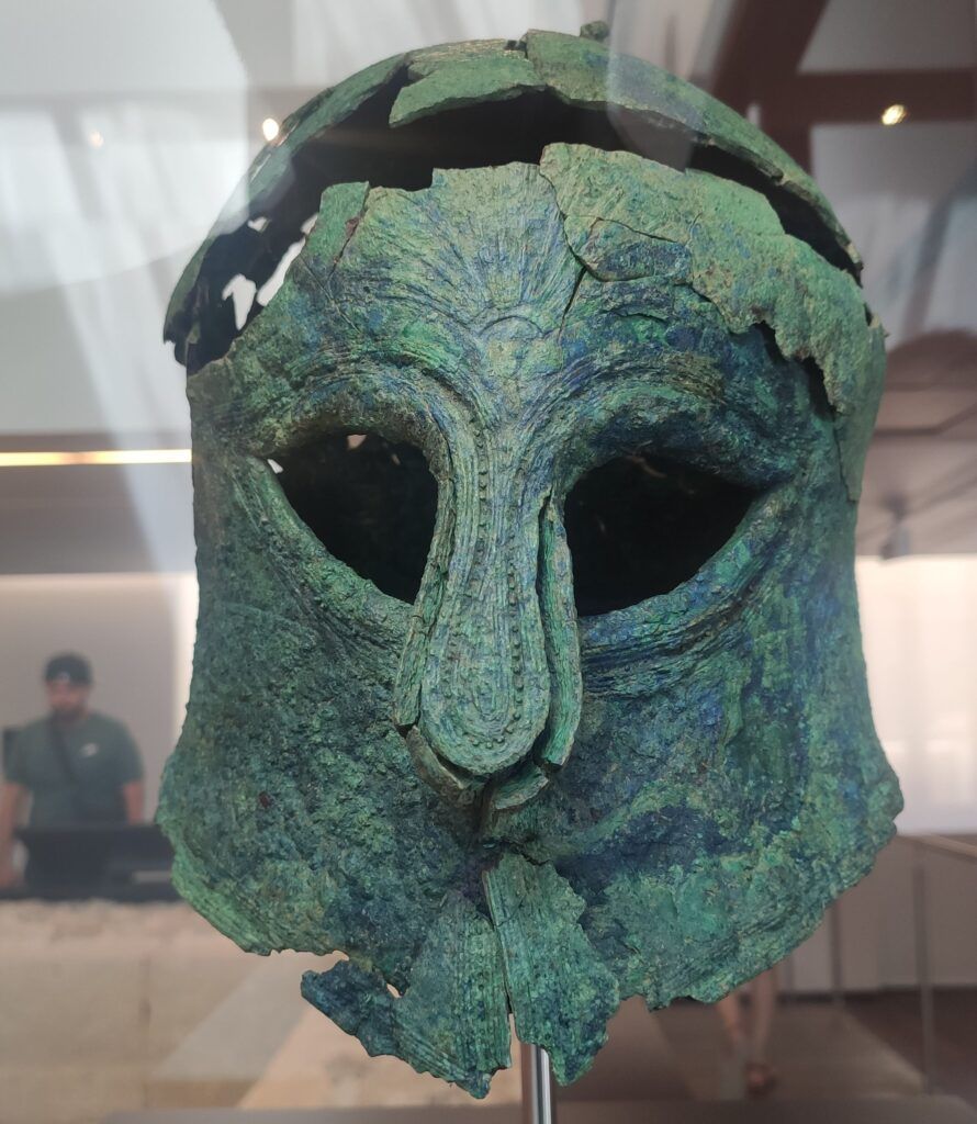 casco de bronce del museo de malaga