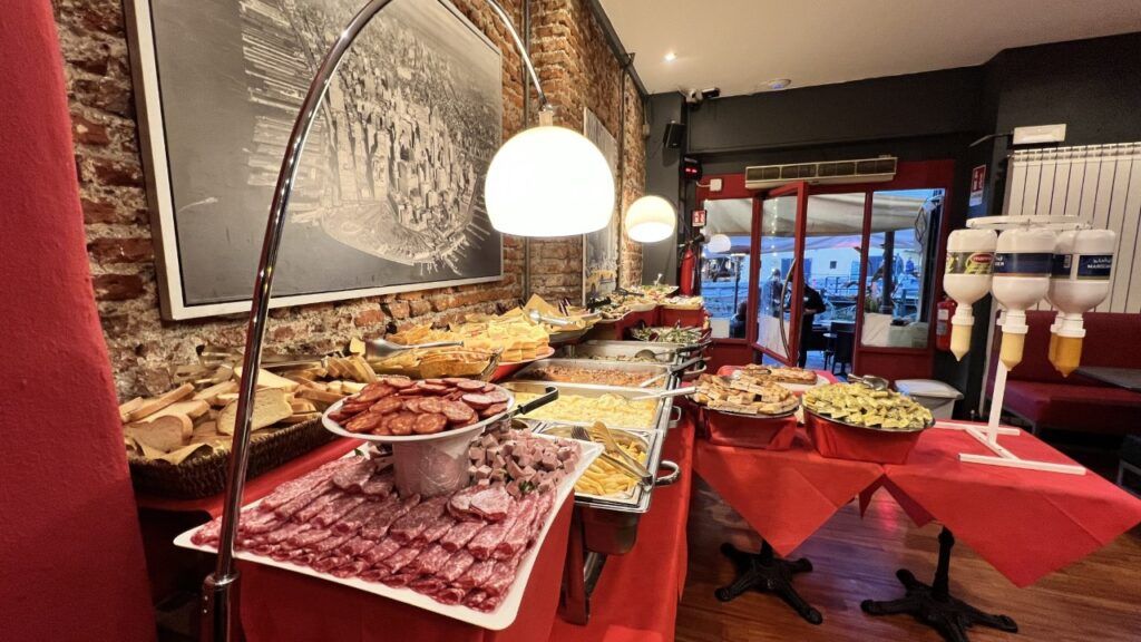 donde comer el aperitivo italiano en milan barrio de navigli