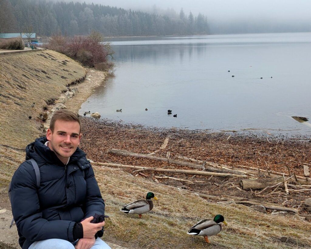 Ruhebänke lago al lado del Castillo de Neuschwanstein