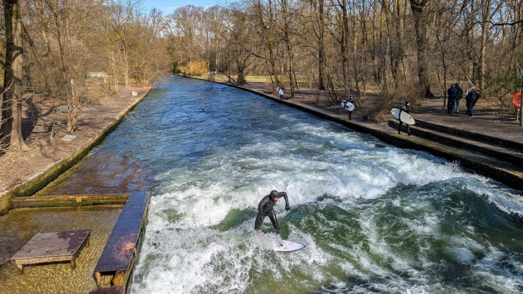 Jardín Inglés de Múnich y Eisbachwelle surf